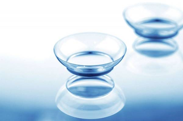 Неге контактты линзамен шомылуға болмайды